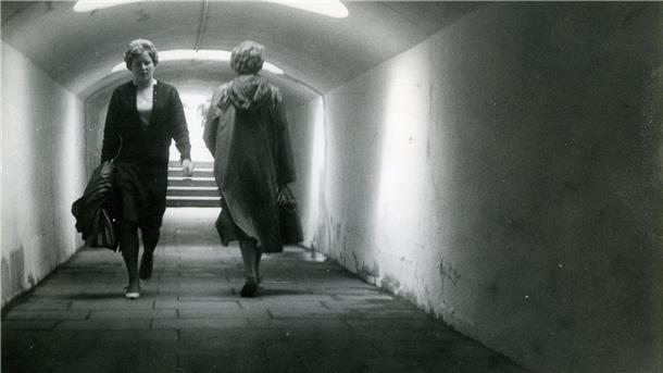 Eng und ein bisschen unheimlich: unter der Bahnstrecke hindurch im Fußgängertunnel.
