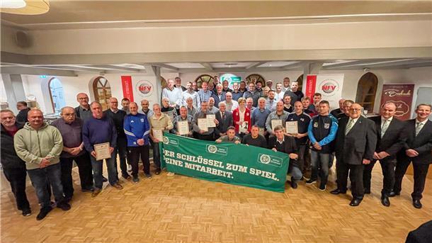 Auszeichnung vom NFV für ehrenamtliche Vereinsmitarbeiter und Schiedsrichter Engagieren sich unermüdlich für den Fußballsport - viele davon seit Jahrzehnten. Dafür wurden sie jetzt vom NFV ausgezeichnet.