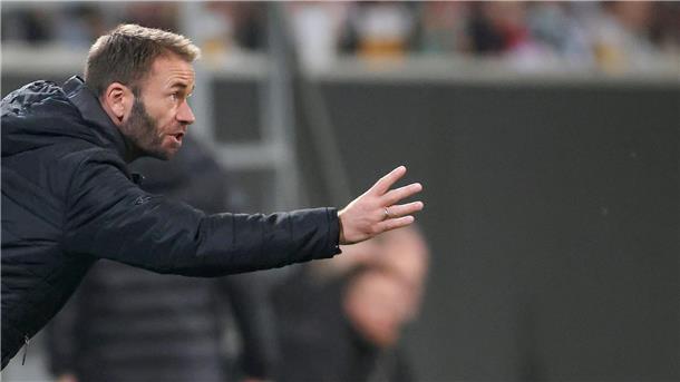 Erst Tor, dann Rot: Bulic führt Regensburg zum Pokalsieg Engagiert am Spielfeldrand: Regensburgs Interims-Trainer Andreas Patz.