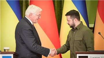 Bundespräsident Frank-Walter Steinmeier und der  ukrainische Präsident Wolodymyr Selenskyj 