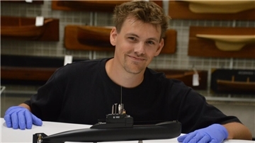 Historiker Nils Theinert mit einem Modell eines U-Boots