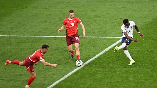 Englands Bukayo Saka (r) trifft zum 1:1.