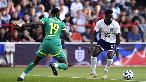 Englands Bukayo Saka (rechts) tat sich mit seinem Team gegen Senegal schwer