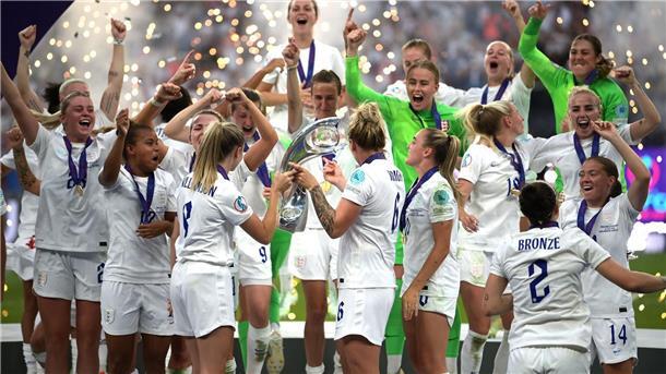 Viele Bewerber und große Stadien für Frauen-EM 2029 Englands Frauen jubeln nach dem EM-Finale 2022