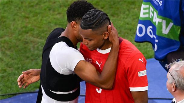 Tapfere Schweizer verlassen EM-Bühne erhobenen Hauptes Englands Jude Bellingham (l) tröstet nach dem Spiel den traurigen Schweizer Manuel Akanji.