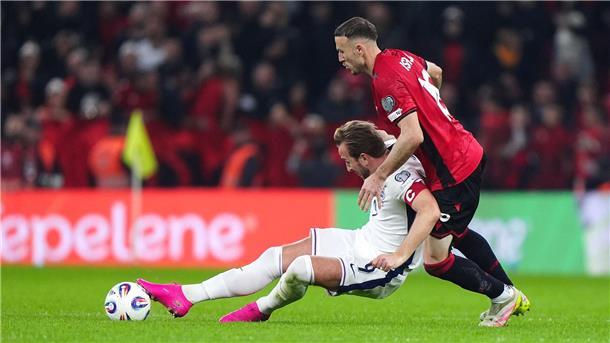 Englands Kapitän Harry Kane (l) trifft auch für England, wie er will.