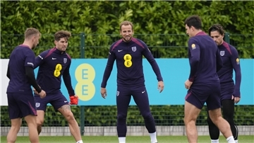 Englands-Kapitän Harry Kane (M) steht vor seinem 100. Länderspiel.