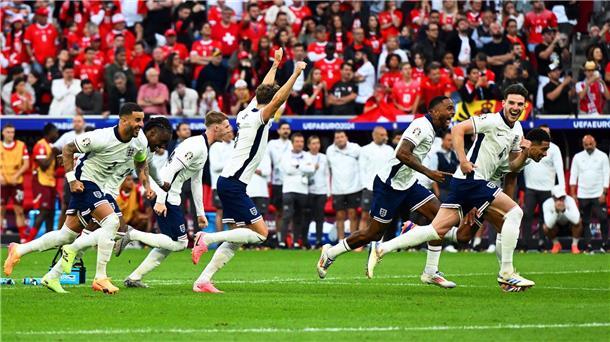 Trinkflasche gegen Elfmeter-Trauma: England feiert Pickford Englands Nationalmannschaft freut sich über den Einzug ins EM-Halbfinale.
