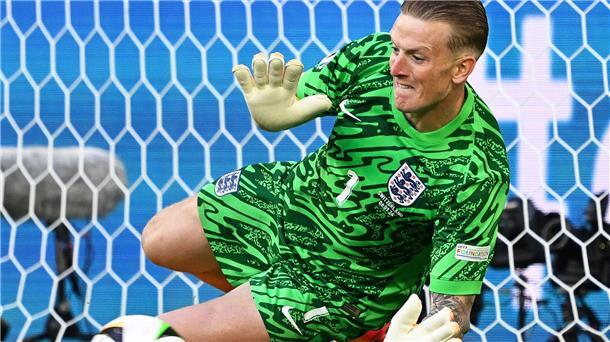 Trinkflasche gegen Elfmeter-Trauma: England feiert Pickford Englands Torhüter Jordan Pickford wehrt den Elfmeter ab.