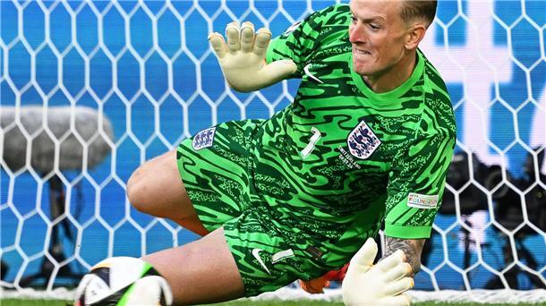 Tapfere Schweizer verlassen EM-Bühne erhobenen Hauptes Englands Torhüter Jordan Pickford wehrt den Elfmeter von Manuel Akanji ab.