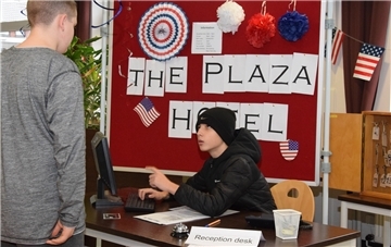Englischsprachiger Dialog: Gespräch beim Einchecken an der Rezeption im imaginären New Yorker Plaza-Hotel. Die Achtklässler der Selsinger Oberschule üben Alltagssituationen in der Mensa.