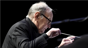 Ennio Morricone dirigiert während eines Konzerts im Jahr 2016 in Helsinki. Der für seine Filmmusiken berühmte italienische Komponist ist tot. Er ist im Alter von 91 Jahren gestorben.