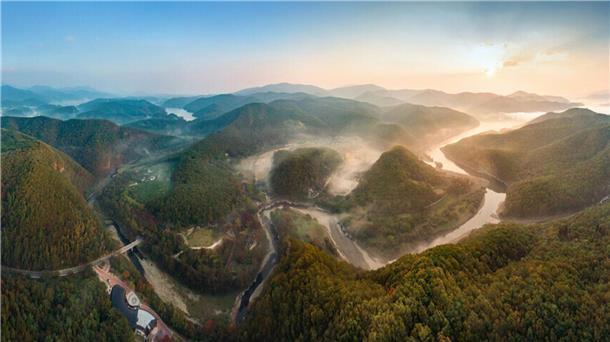Entlang des Flusses Bangucheon erstrecken sich auf rund drei Kilometern zwei Felswände mit vielen eingravierten Bildern. (Archivbild)