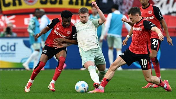 „Scheiß-Tag“: Bayer patzt und bangt um Wirtz Entschuldigte sich für das Foul an Wirtz: Bremens Mitchell Weiser.