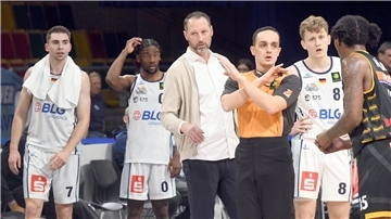 Entsetzen bei den Eisbären (von links): Adrian Breitlauch, Elijah Miller, Trainer Steven Esterkamp und Peter Hemschemeier.