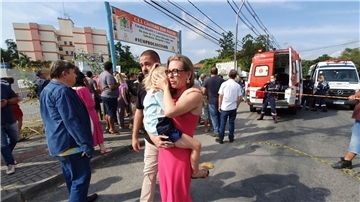 Entsetzen nach dem tödlichen Angriff auf eine Kindertagesstätte im brasilianischen Blumenau.