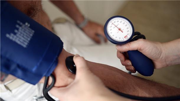 Entstanden ist der Weltmännertag aus der Sorge, dass Männer risikoreicher leben und früher sterben als Frauen. Was können Männer dagegen tun? Zum Beispiel regelmäßig zur Krebsfrüherkennung gehen. Was die Krankenkassen für Leistungen zahlen, liest Du im Artikel.