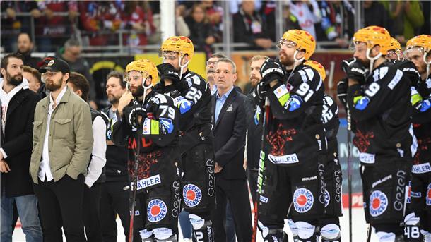 Der Traum der Pinguins endet: Die Eisbären Berlin sind deutscher Meister Enttäuschte Gesichter bei den Spielern der Fischtown Pinguins und Trainer Thomas Popiesch.