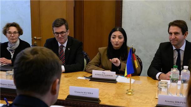 Entwicklungsministerin wirbt um Investitionen in die Ukraine Entwicklungsministerin Reem Alabali Radovan reiste nach Kiew.