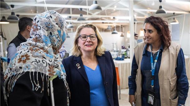 Schulze in Jordanien: Hilfszusagen für Flüchtlinge Entwicklungsministerin Svenja Schulze besucht ein Flüchtlingscamp. Das Saatari Flüchtlingscamp ist das größte in der Region mit rund 84.000 Flüchtlingen.