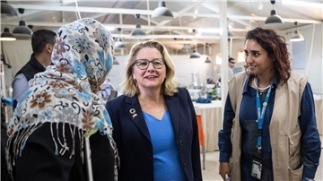 Entwicklungsministerin Svenja Schulze besucht ein Flüchtlingscamp. Das Saatari Flüchtlingscamp ist das größte in der Region mit rund 84.000 Flüchtlingen.