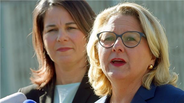 Entwicklungsministerin Svenja Schulze (r) und Außenministerin Annalena Baerbock stellen vor dem Bundeskanzleramt ihre Leitlinien zu einer feministischen Außenpolitik vor.
