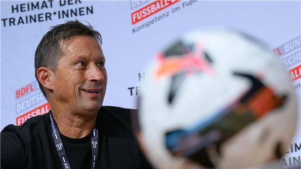 Roger Schmidt nun Berater in Japan statt Trainer Er arbeitet nun neun Monate als Berater der japanischen Fußball-Liga.