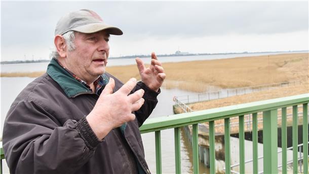 Er erinnert sich, als ob es gestern gewesen wäre: Friedel Kobbenbring hat die Sturmflut vor 60 Jahren in Neuenlande erlebt. Foto: Overschmidt
