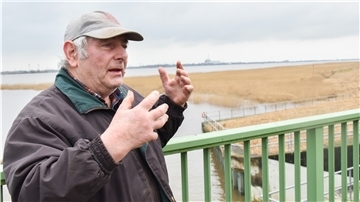 Er erinnert sich, als ob es gestern gewesen wäre: Friedel Kobbenbring hat die Sturmflut vor 60 Jahren in Neuenlande erlebt. Foto: Overschmidt
