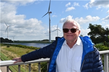Er hat jetzt gut lachen: Die Energiewende, die Berlin jetzt mit Macht vorantreibt, ist ganz im Sinne des Windpark-Pioniers Günter Lammers.