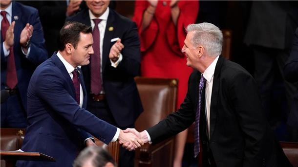 Er hat sein Lachen noch nicht ganz verloren: Kevin McCarthy (r) wird im Plenarsaal des US-Repräsentantenhauses vom Abgeordneten Mike Gallagher begrüßt.
