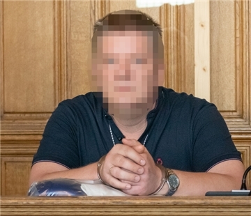 Er ist angeklagt, seine Ehefrau erstickt und dann zerstückelt zu haben. Das Gericht schreibt vor, Bilder vom Tatverdächtigen nur so zu veröffentlichen, dass er nicht zu erkennen ist.