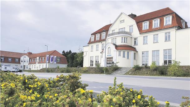 Er ist der architektonische Glanzpunkt im ansonsten nüchternen Nordholz – der Jugendstil-Komplex am Feuerweg: Im zentralen Gebäude (links) gäbe es auf rund 3000 Quadratmetern viel Platz für das erste „Regionale Versorgungszentrum“ in Niedersachsen.