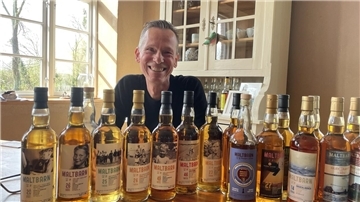 Mann mit Whisky-Flaschen