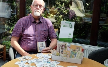 Gerd Klütemeyer aus Bremerhaven sammelt Briefmarken zugunsten der SOS-Kinderdorf-Projekte.