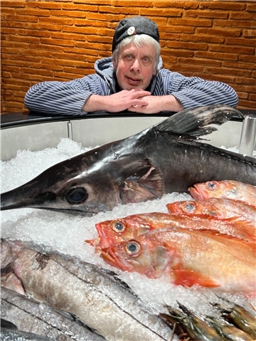 Er liebt den Fisch und das Meer: Fischmeister André Vogt präsentiert im Eisbett Schwertfisch, Rotbarsch und Schellfisch.