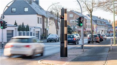 Er macht viele Aufnahmen: Der Blitzer vor der Veernschule in der Schiffdorfer Chaussee.
