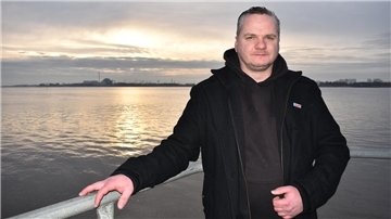 Er möchte die Energiepolitik wieder auf Gas-, AKW- und Kohle-Kurs bringen: Sebastian Sieg, Bundestagskandidat der AfD. Im Hintergrund das stillgelegte AKW Unterweser.