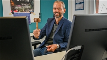 Er schwingt mal wieder den Hammer: Sebastian Gregorius war der letzte vereidigte Auktionator bei der Fischauktion.