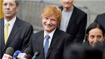 Er strahlt: Ed Sheeran vor dem New Yorker Bundesgericht, nachdem er seinen Prozess wegen Urheberrechtsverletzung gewonnen hat.
