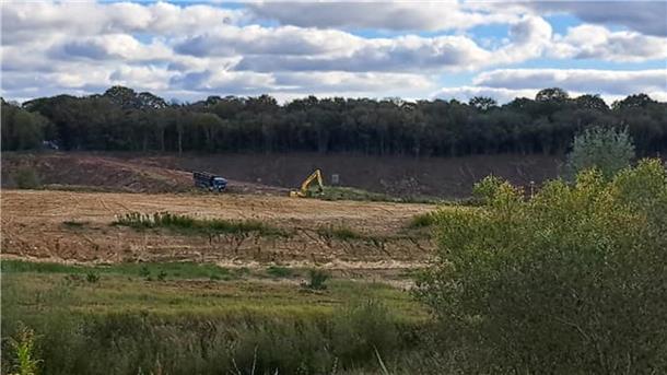 In der geplanten Mülldeponie in Weißenberg war am Dienstagnachmittag, 17. Oktober 2023, ein Bagger im Einsatz.
