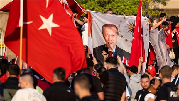 Ärger über Erdogan-Sympathie - Özdemir fordert „Zeitenwende“ Erdogan-Anhänger im Duisburger Norden.
