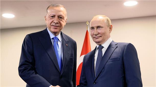 Kreml: Erdogan sagt Putin in Telefonat Unterstützung zu Erdogan hat Putin seine „volle Unterstützung der von der russischen Führung unternommenen Schritte“ erklärt, teilte der Kreml der staatlichen Nachrichtenagentur Tass zufolge mit.