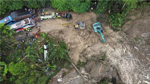 Nach Starkregen: 23 Tote bei Erdrutschen auf Sumatra Erdrutsche hatten zahlreiche Menschen verschüttet.
