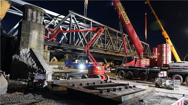 Erfolgreiche Demontage am Freitagabend. Die alte Eisenbahnbrücke an der Cherbourger Straße wird von den Autokranen langsam abgesetzt. Foto Scheer