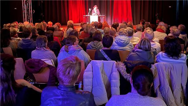 Lesung in der Jahnhalle Nordenham mit Dora Heldt (Mitte).