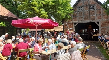 Geselliges Treiben afu dem Backfest in Volkensen
