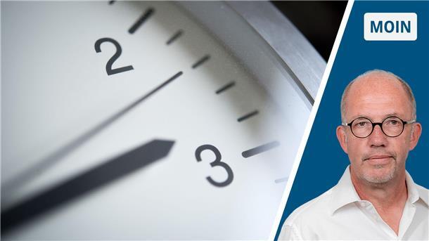 Das Zifferblatt einer Uhr und ein Mann mit Brille in einem weißen Hemd. 