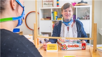 Ergotherapeuten sorgen sich um die Lernfortschritte ihrer Kunden bei Besuchsverboten der Branche in Pflegeheimen. Ergotherapeutin Kerstin Allhusen zeigt in ihrer Praxis in Lehe wie sie unter Hygienevorschriften Gedächtnistraining mit Demenzerkrankten gestaltet.