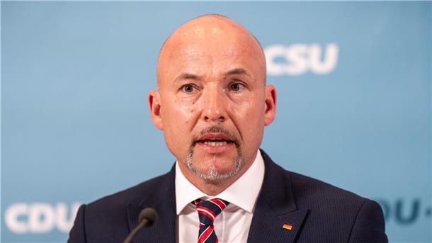 Drohender Koalitionsstreit über Zurückweisungen Erhebt schwere Vorwürfe gegen Pro Asyl: CSU-Landesgruppenchef Alexander Hoffmann. (Archivbild)